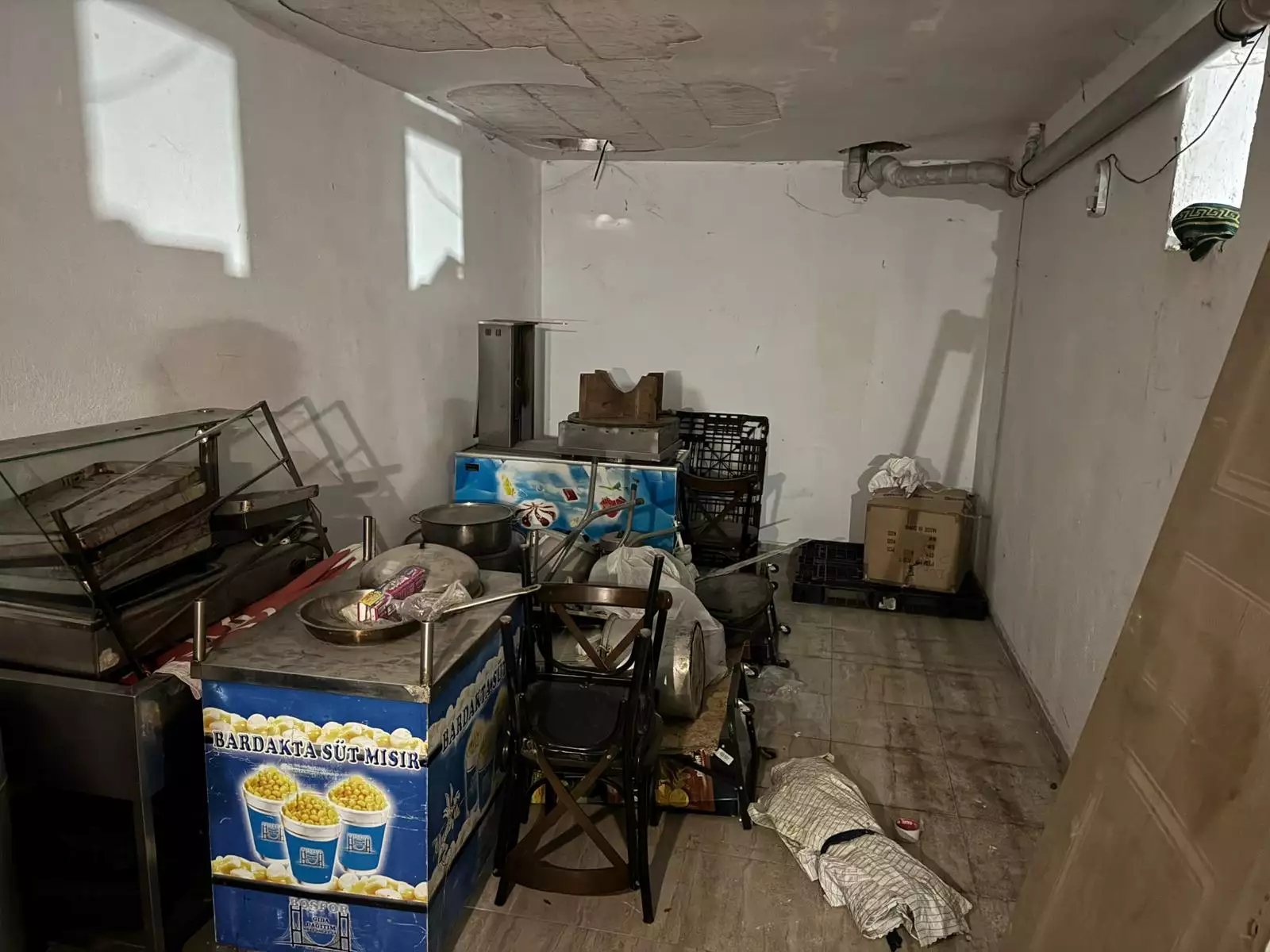 ESENYURT AKEVLER'DE OKUL KARŞISINDA SATILIK DÜKKAN VE BODRUM