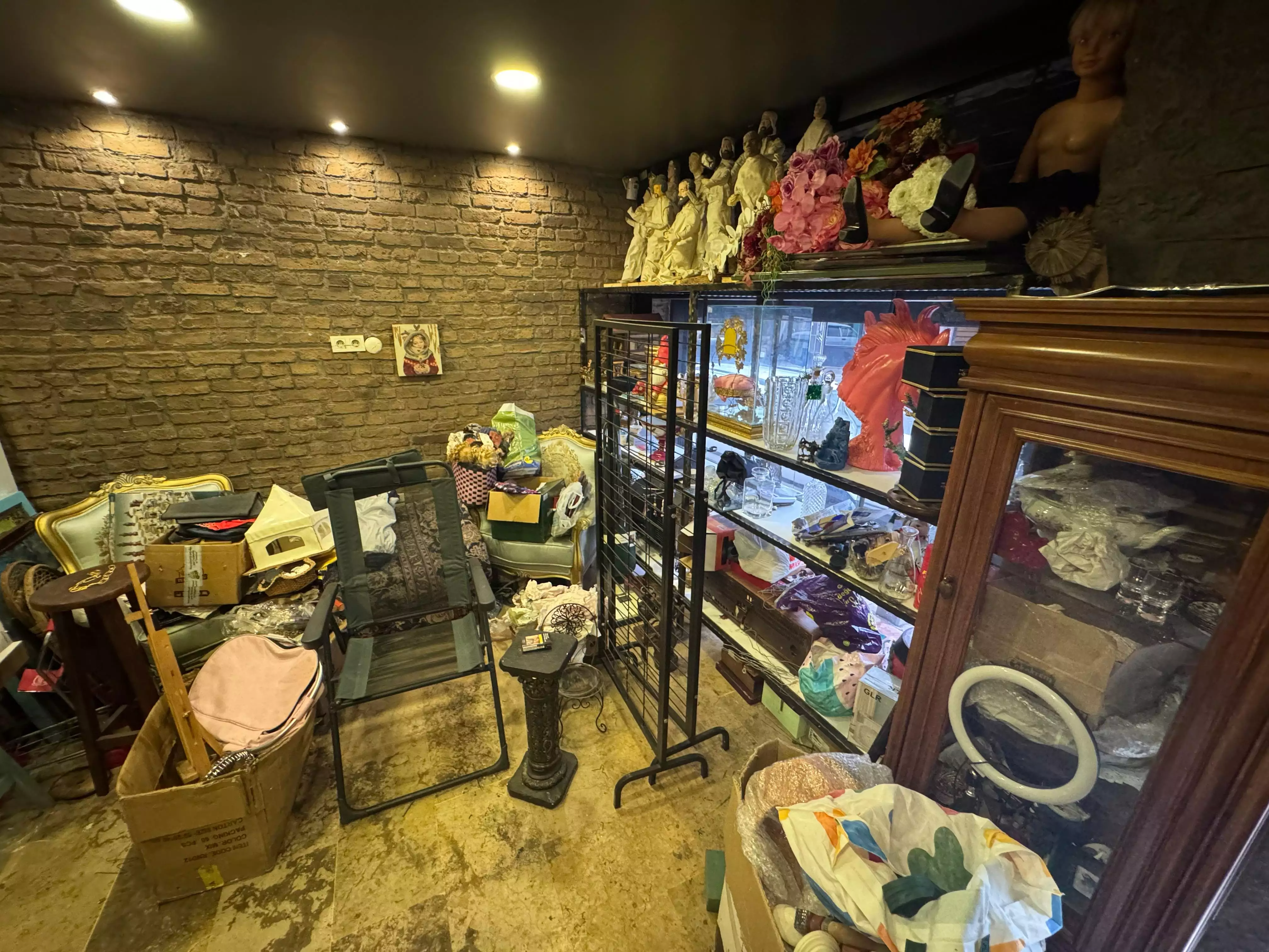 KASIMPAŞADA CADDE ÜZERİNDE SATILIK KÖŞE DÜKKAN (KAT MÜLKİYETLİ)