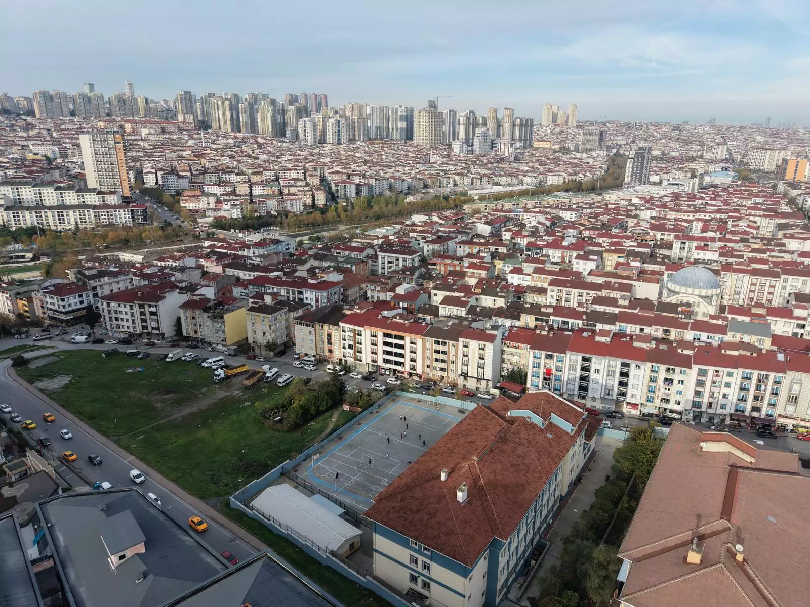 ESENYURT AKEVLER'DE OKUL KARŞISINDA SATILIK DÜKKAN VE BODRUM