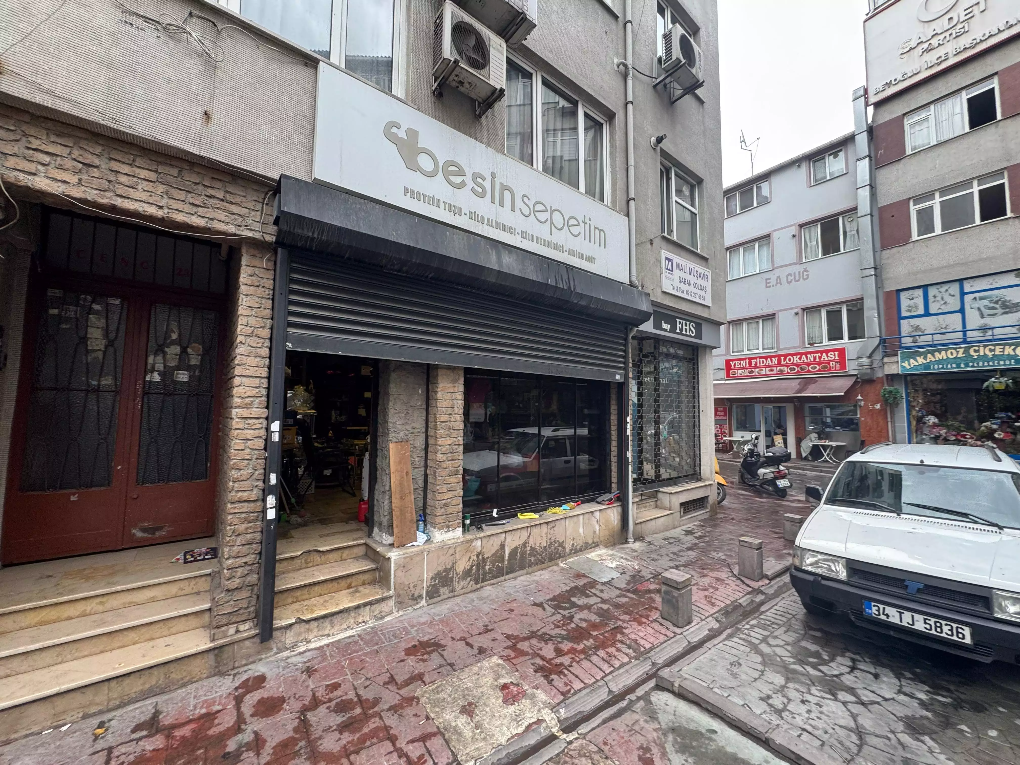 KASIMPAŞADA CADDE ÜZERİNDE SATILIK KÖŞE DÜKKAN (KAT MÜLKİYETLİ)