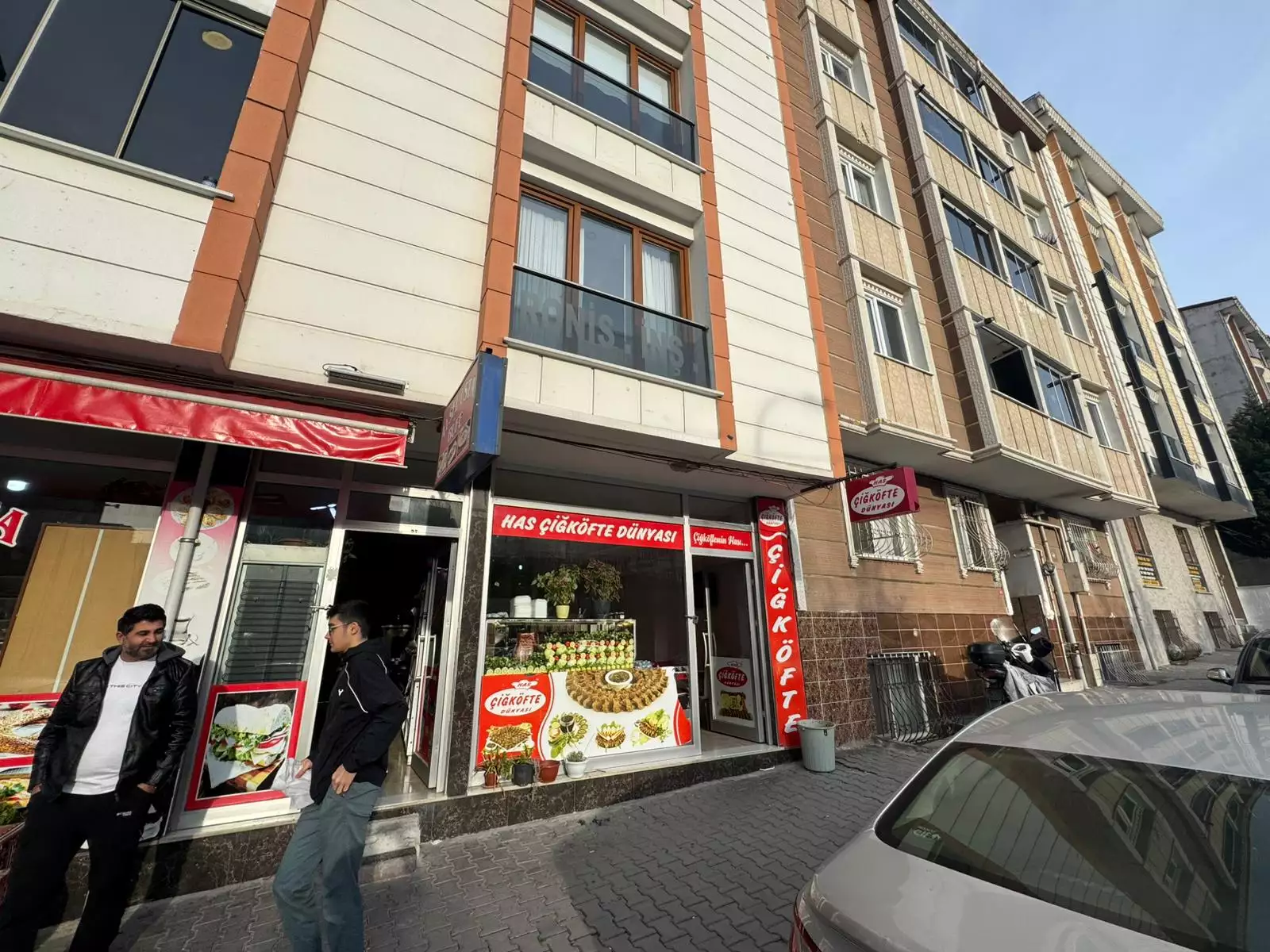 ESENYURT AKEVLER'DE OKUL KARŞISINDA SATILIK DÜKKAN VE BODRUM