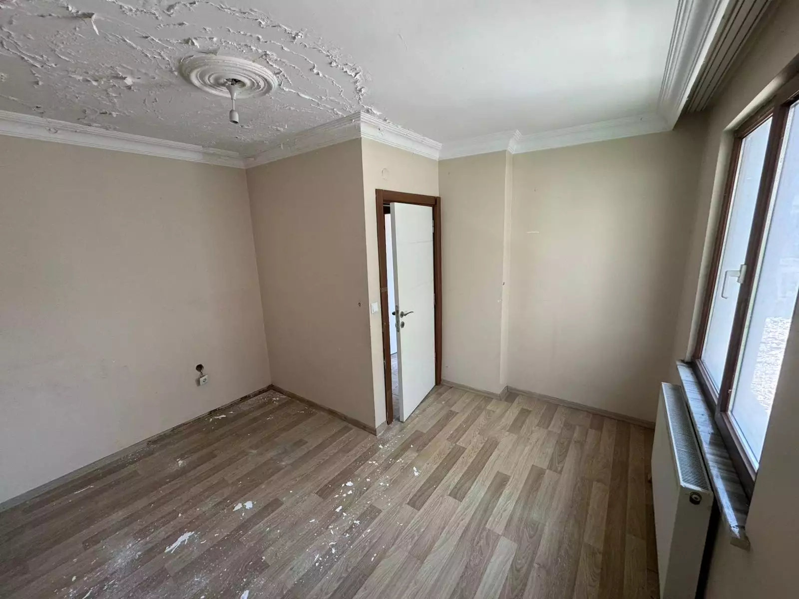 BEYLİKDÜZÜ YAKUPLU'DA ANA CADDE ÜZERİNDE 3+2 SATILIK DUBLEKS