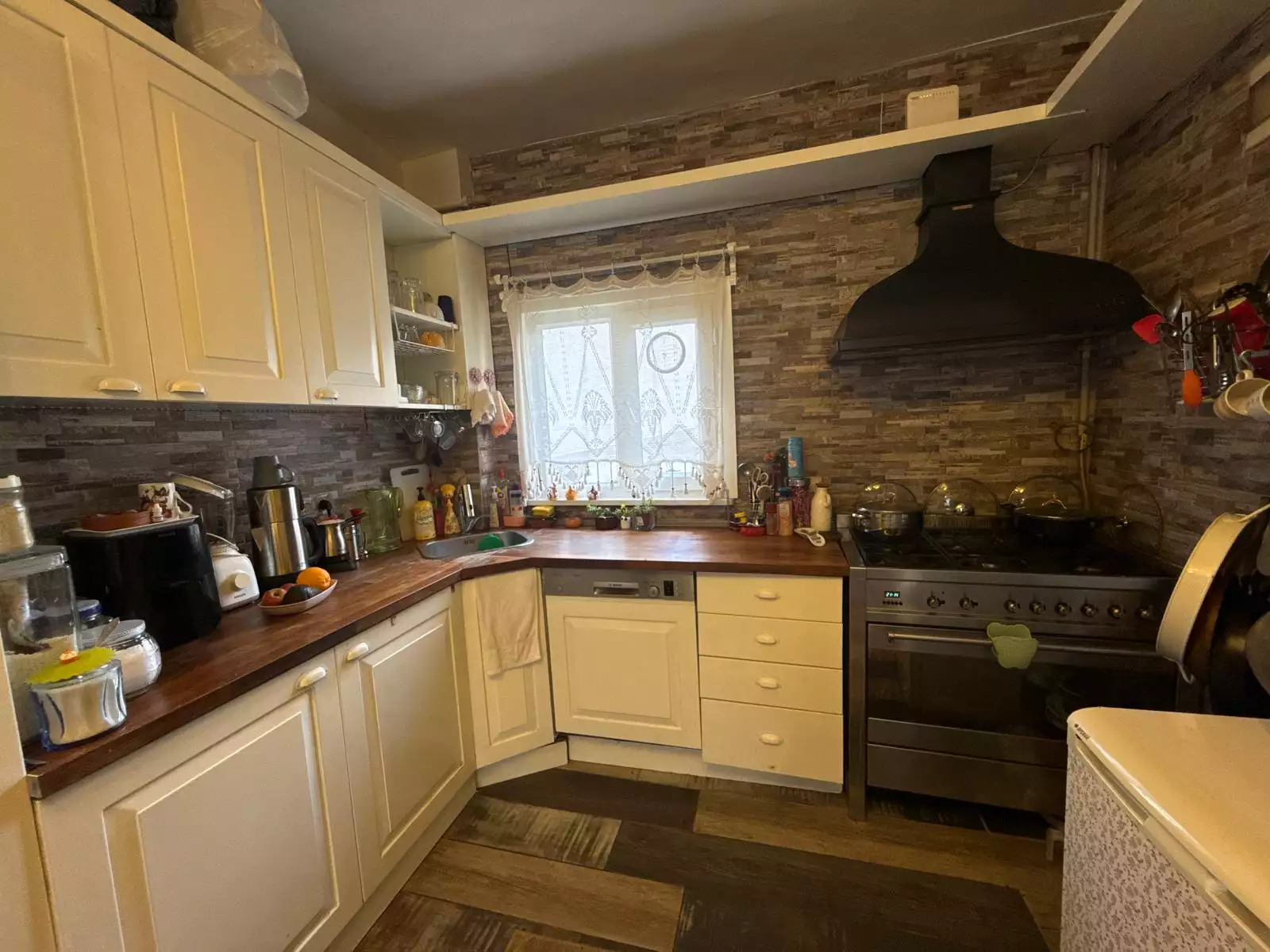 YENİKÖY'DE YATIRIMA UYGUN 3 KATLI 130 M2 ARSALI SATILIK BİNA