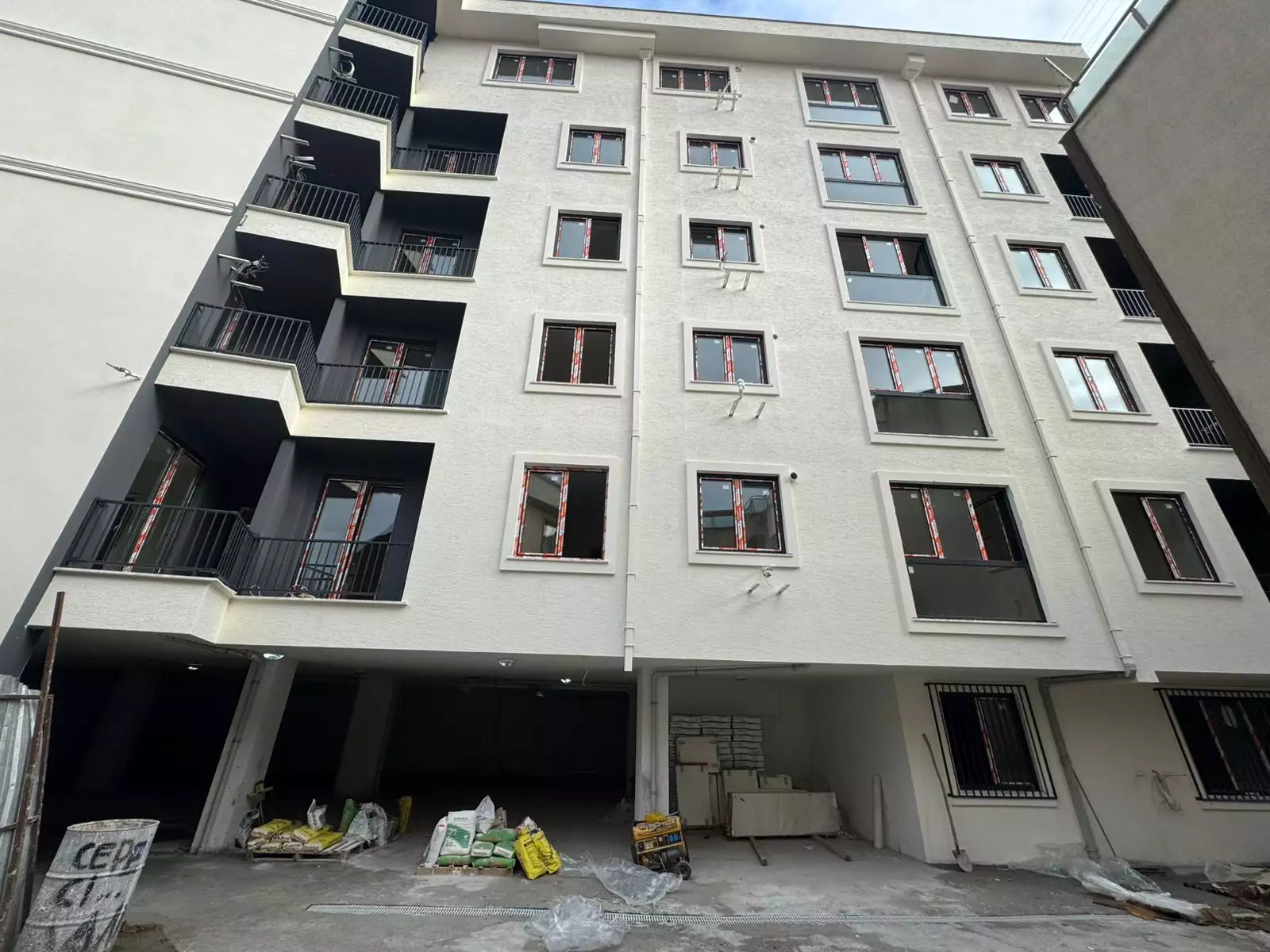 BEYOĞLU KASIMPAŞADA SIFIR YENİ BİNADA SATILIK 2+1 DAİRE