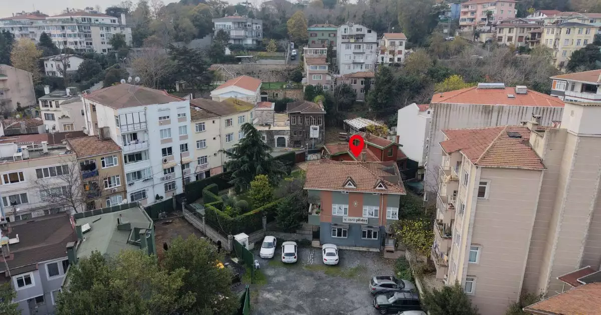 YENİKÖY'DE YATIRIMA UYGUN 3 KATLI 130 M2 ARSALI SATILIK BİNA