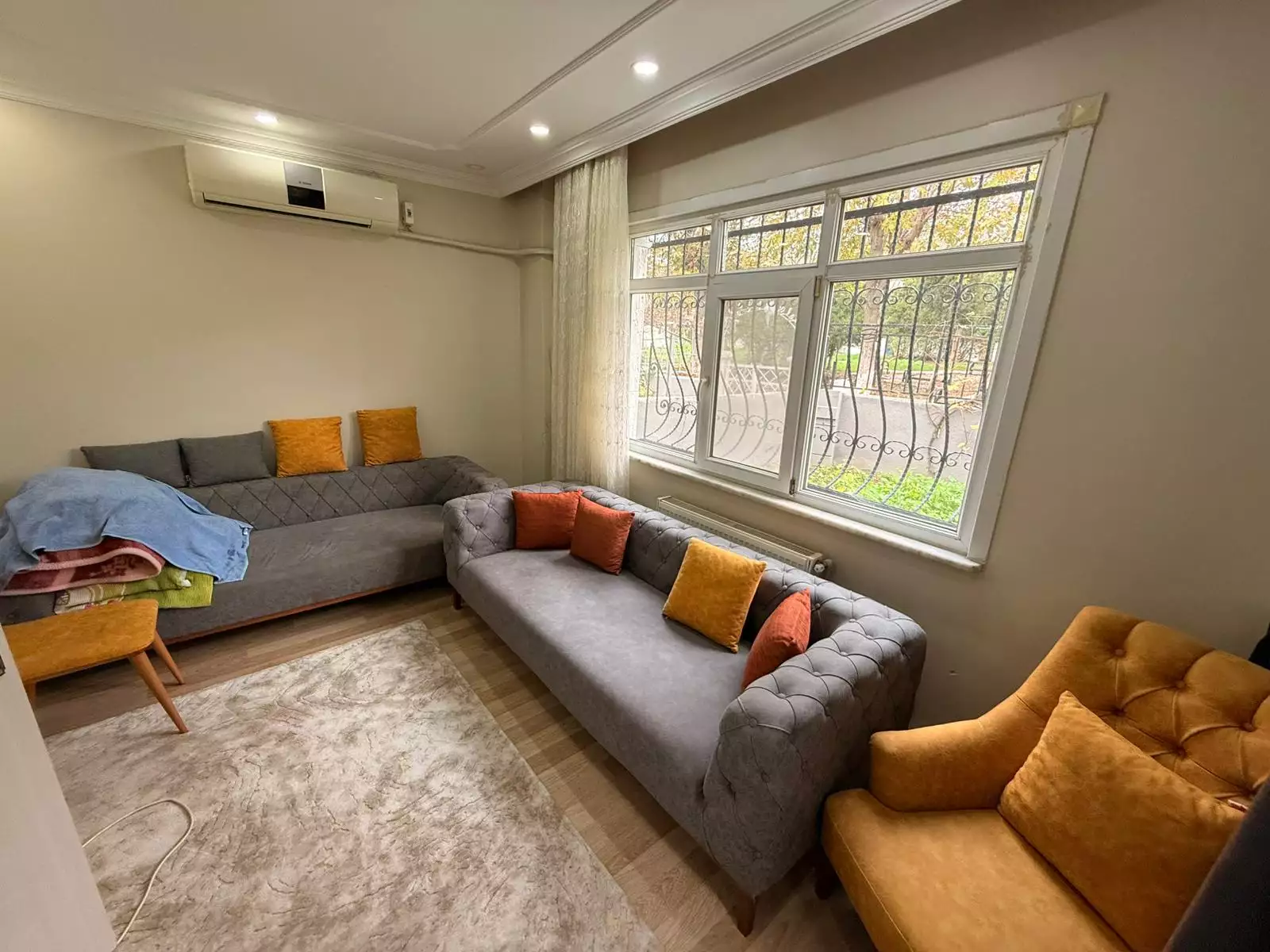 BAHÇELİEVLERDE SİTE İÇİNDE BAHÇELİ 2 KATLI SATILIK MÜSTAKİL EV