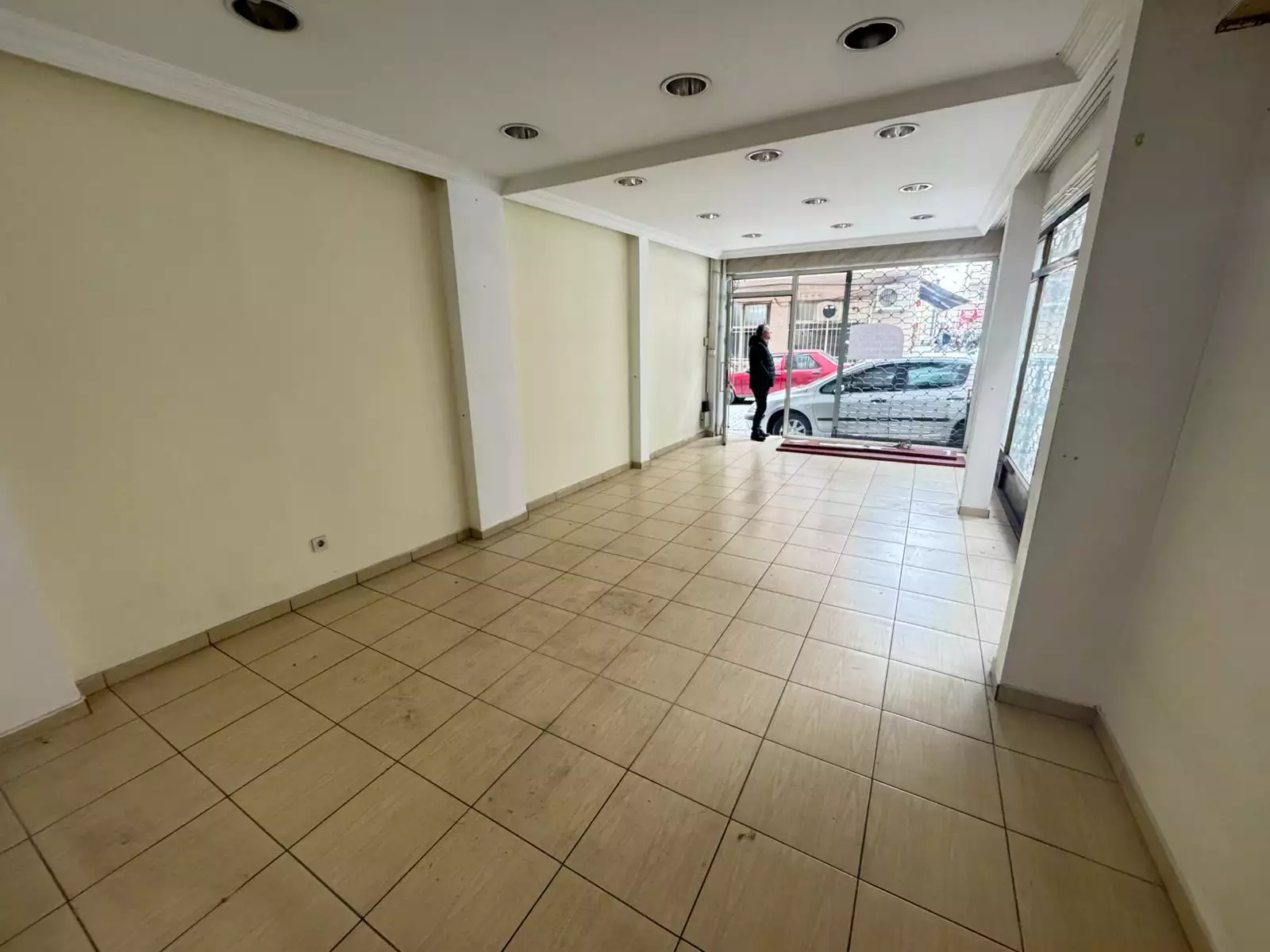 ÇELİKTEPE'DE CADDE ÜSTÜNDE HER İŞE UYGUN KİRALIK DÜKKAN MAĞAZA