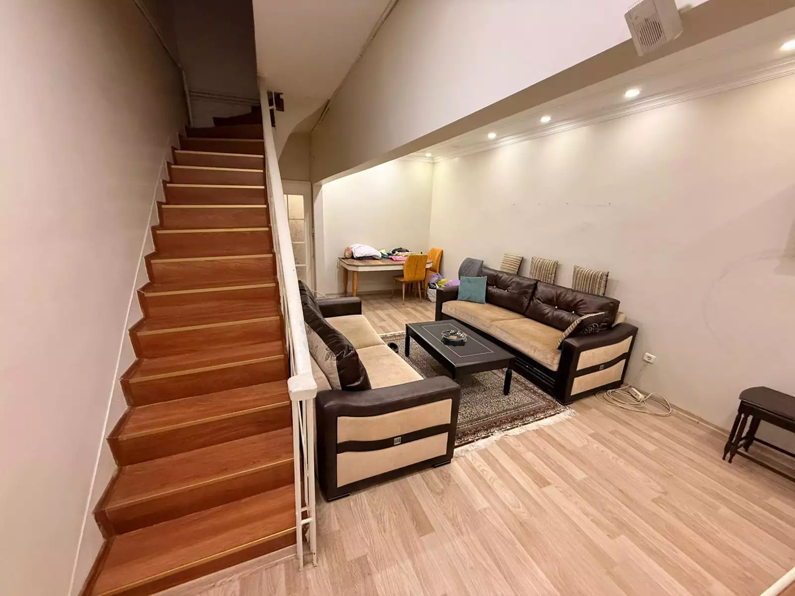 BAHÇELİEVLERDE SİTE İÇİNDE BAHÇELİ 2 KATLI SATILIK MÜSTAKİL EV