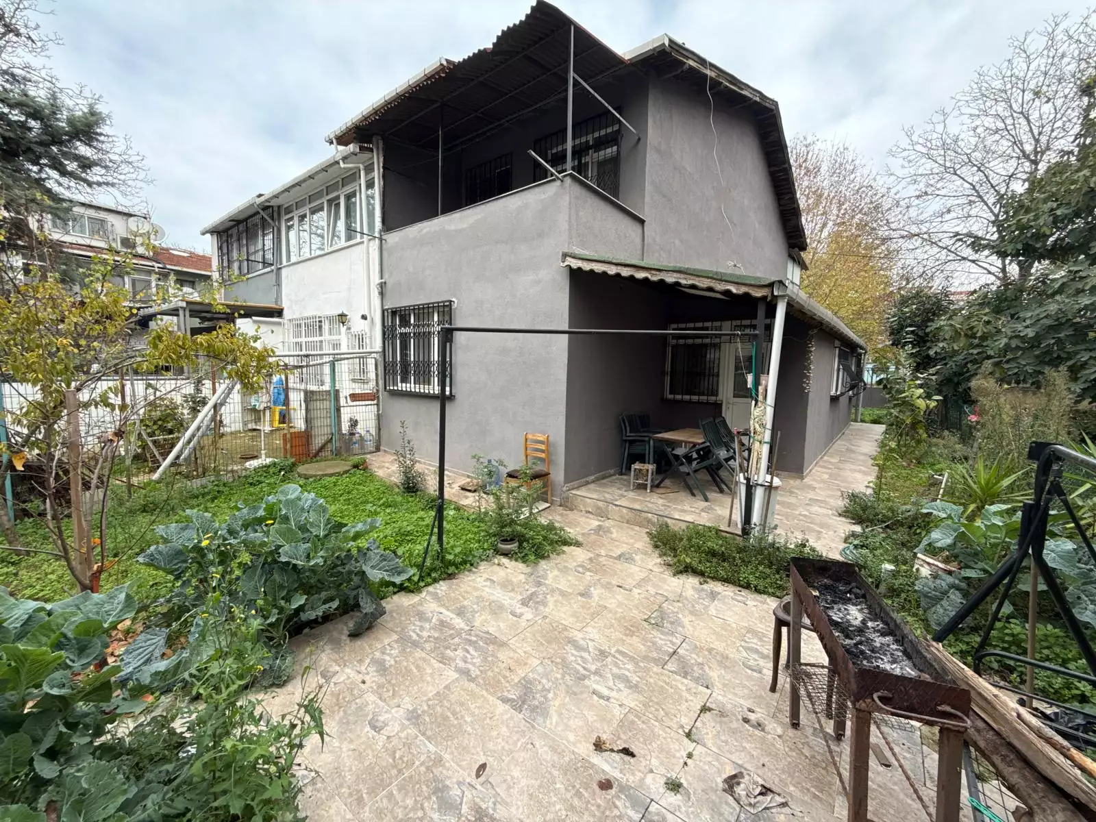 BAHÇELİEVLERDE SİTE İÇİNDE BAHÇELİ 2 KATLI SATILIK MÜSTAKİL EV