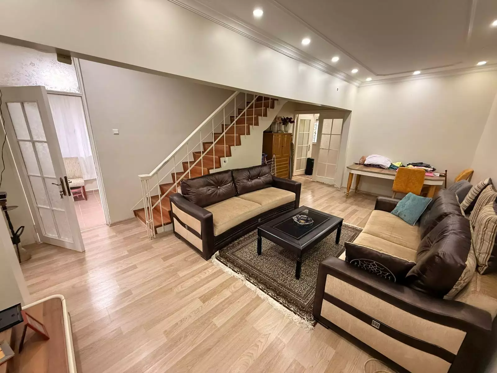 BAHÇELİEVLERDE SİTE İÇİNDE BAHÇELİ 2 KATLI SATILIK MÜSTAKİL EV