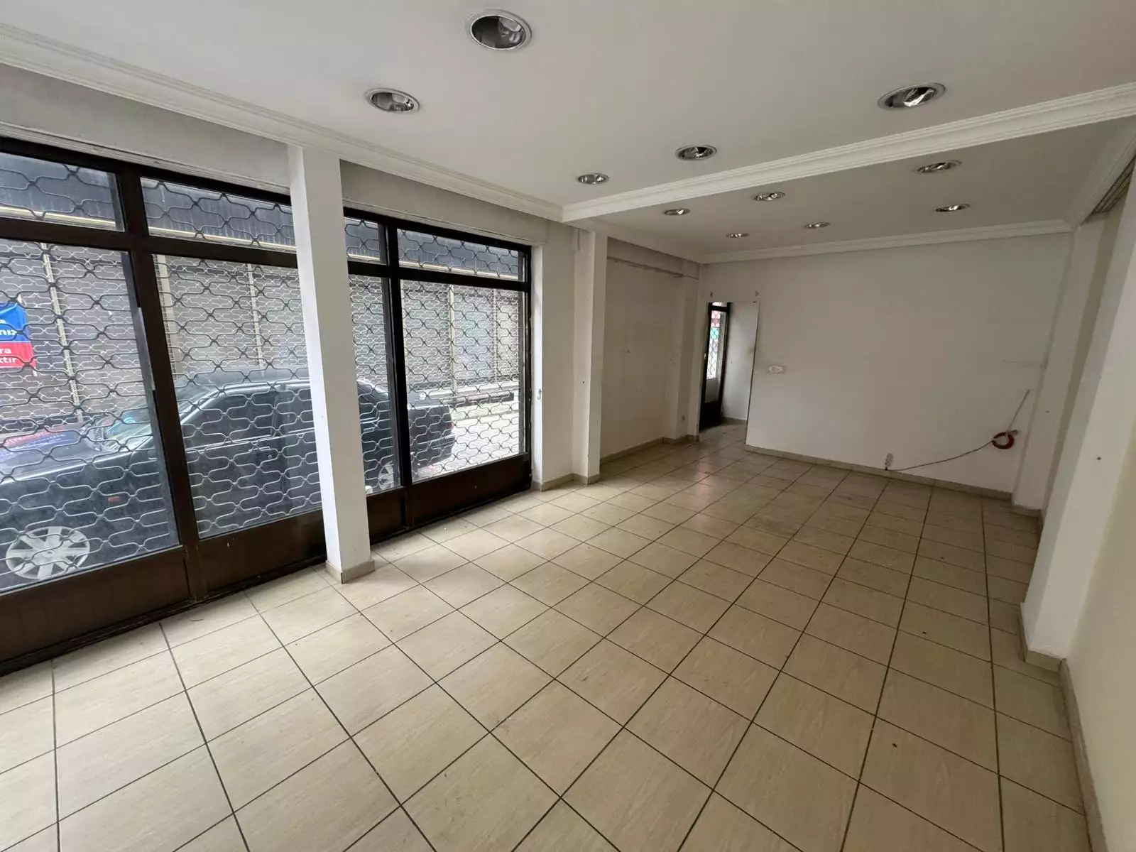 ÇELİKTEPE'DE CADDE ÜSTÜNDE HER İŞE UYGUN KİRALIK DÜKKAN MAĞAZA