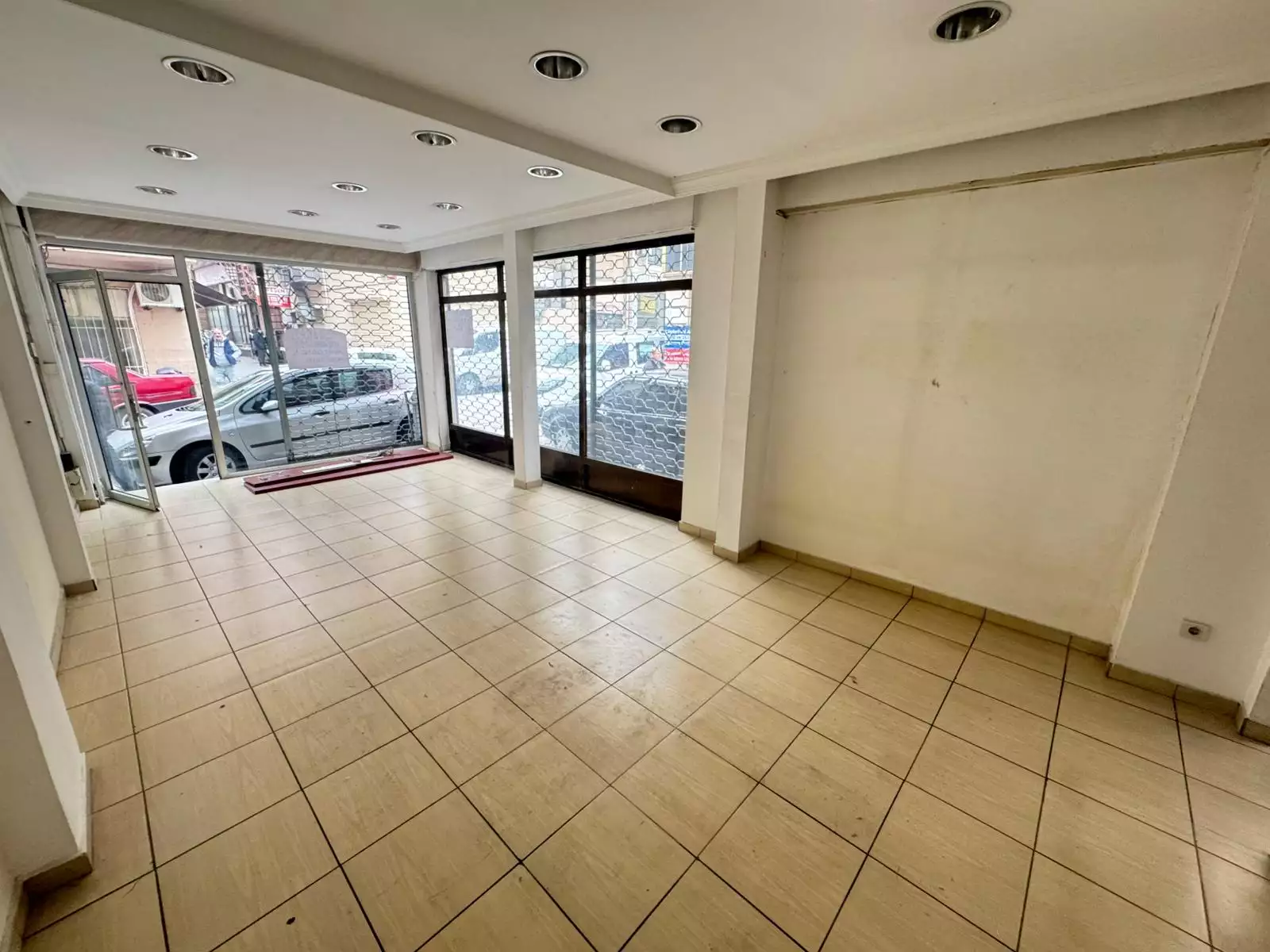 ÇELİKTEPE'DE CADDE ÜSTÜNDE HER İŞE UYGUN KİRALIK DÜKKAN MAĞAZA