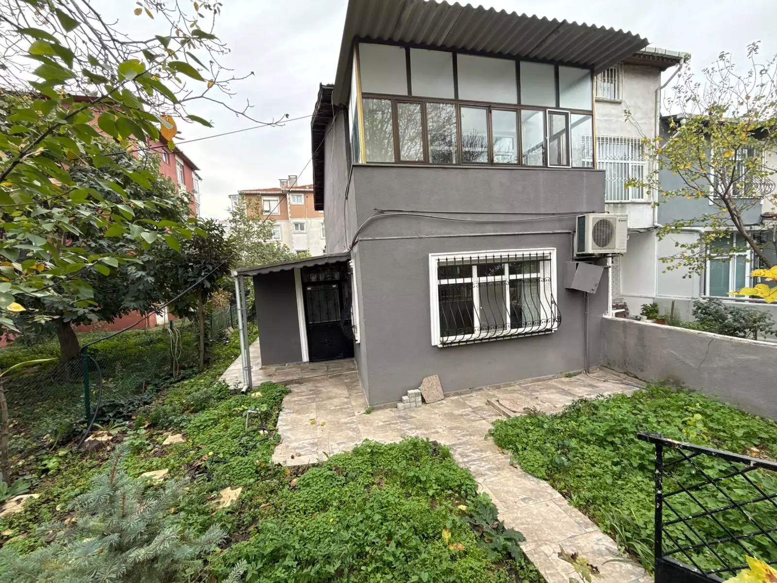 BAHÇELİEVLERDE SİTE İÇİNDE BAHÇELİ 2 KATLI SATILIK MÜSTAKİL EV