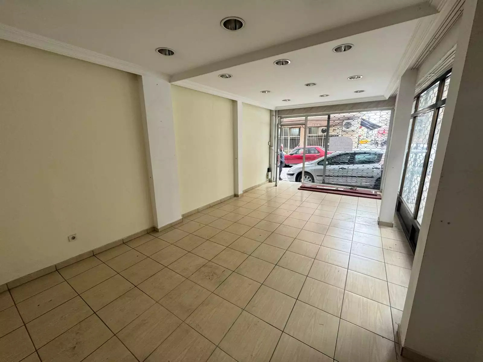 ÇELİKTEPE'DE CADDE ÜSTÜNDE HER İŞE UYGUN KİRALIK DÜKKAN MAĞAZA