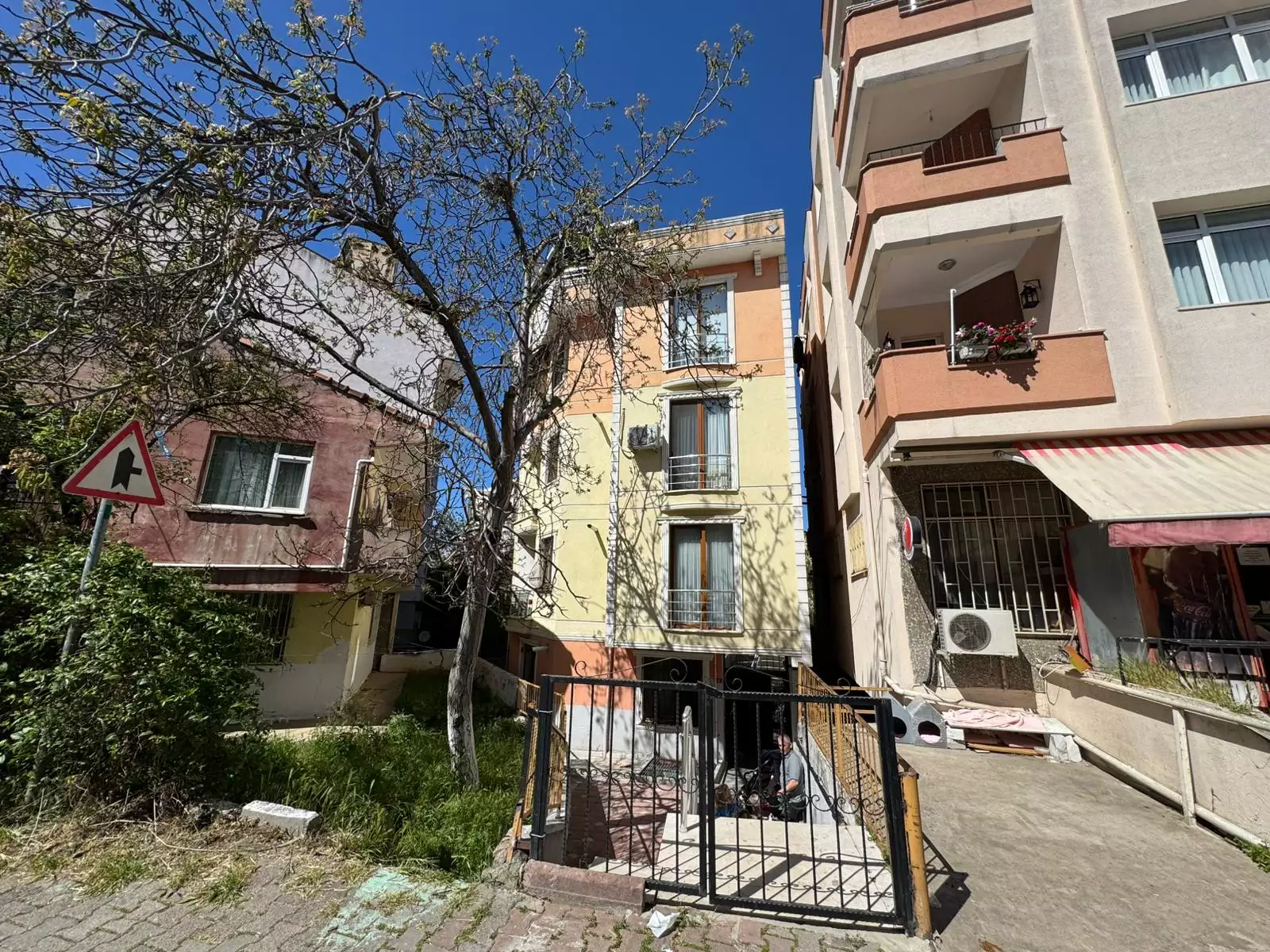 ATAŞEHİR ÖRNEK MAHALLESİNDE SATILIK TERS DUBLEKS 3,5+1 DAİRE